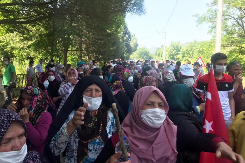 Bursa Kirazlıyayla köylüleri, yaşam alanlarını gasbetmek isteyen maden şirketine karşı jandarma engelini aşarak eylemlerini gerçekleştirdi.