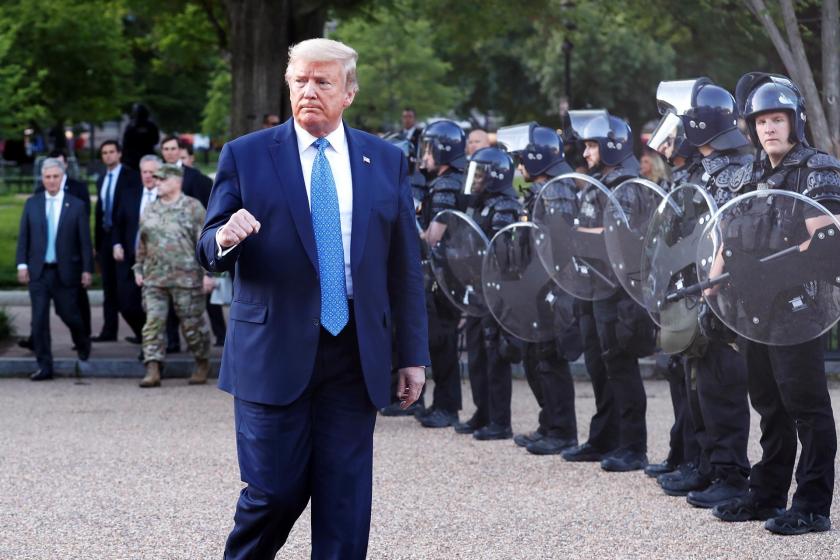 ABD Başkanı Donald Trump, St. Johns Kilisesi'ne elinde tuttuğu İncil ile yürürken.