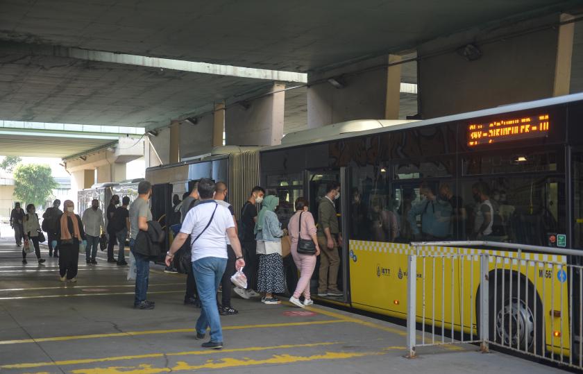 metrobüse binen insanlar