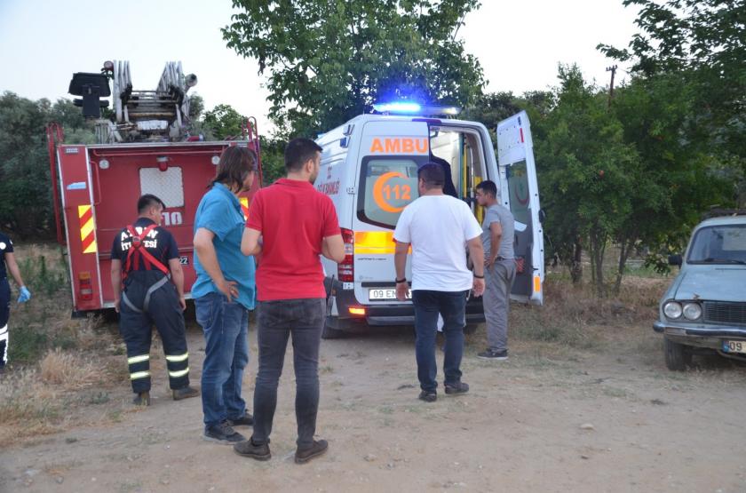 ambulans ve itfaiyenin etrafında bekleyen insanlar