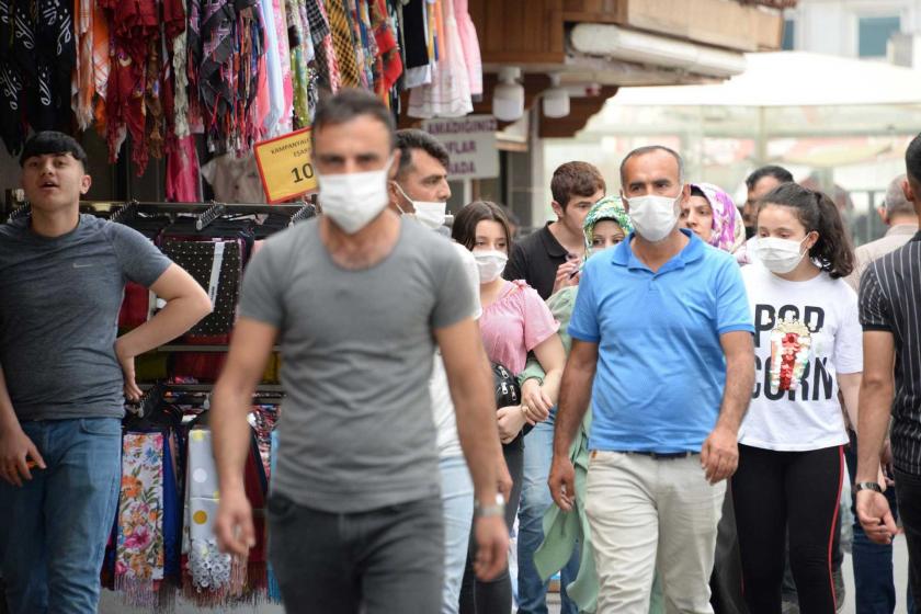 Diyarbakır'da maske takan vatandaşların günlük hayatı.