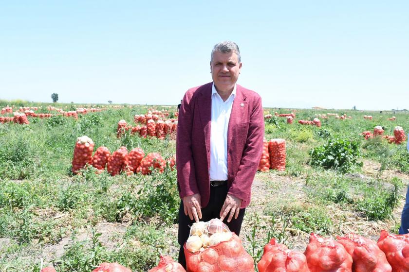 Ayhan Barut, soğan çuvallarının arkasında