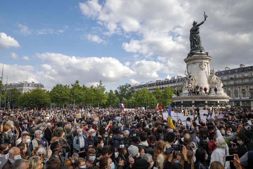 Paris'te George Floyd için yapılan eyleme katılanlar