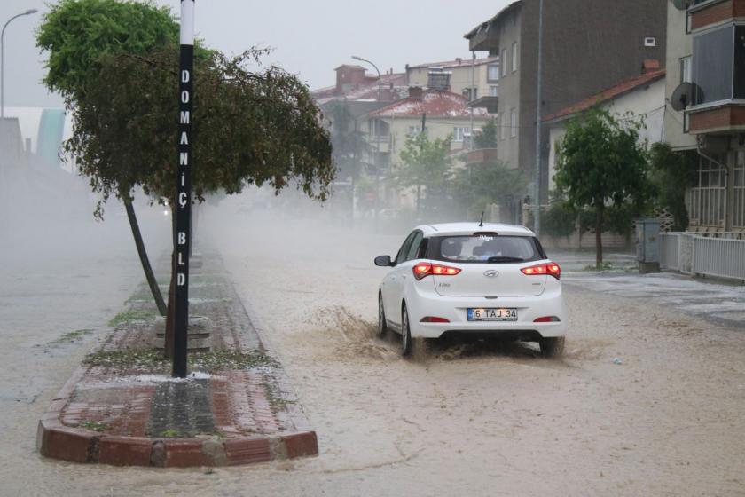 Domaniç'te göle dönen sokakta bir araba (sağda) 