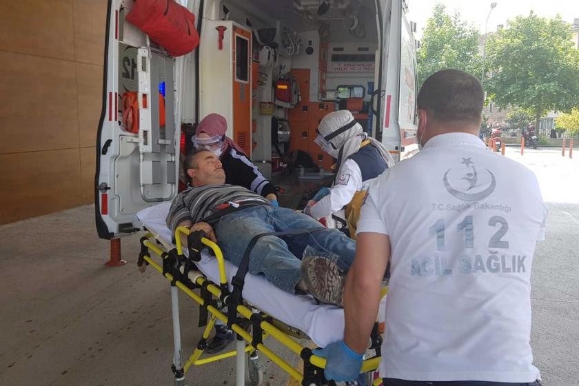 Sedyede ambulansa bindirilen işçi 