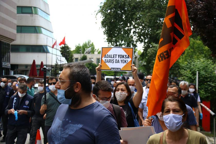 Adalet yoksa barış da yok dövizi tutan bir kadın, önce maskeli bir erkek ve kadın