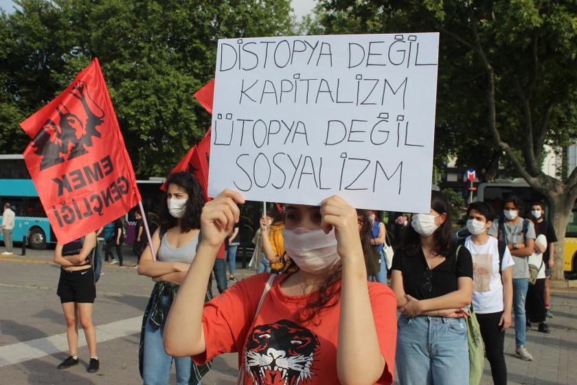 İstanbul Emek Gençliği, Kadıköy Rıhtım’da düzenlediği açıklamayla Amerika’da ırkçılığa karşı mücadele eden halklarla dayanışma içinde olduğunu belirtti.