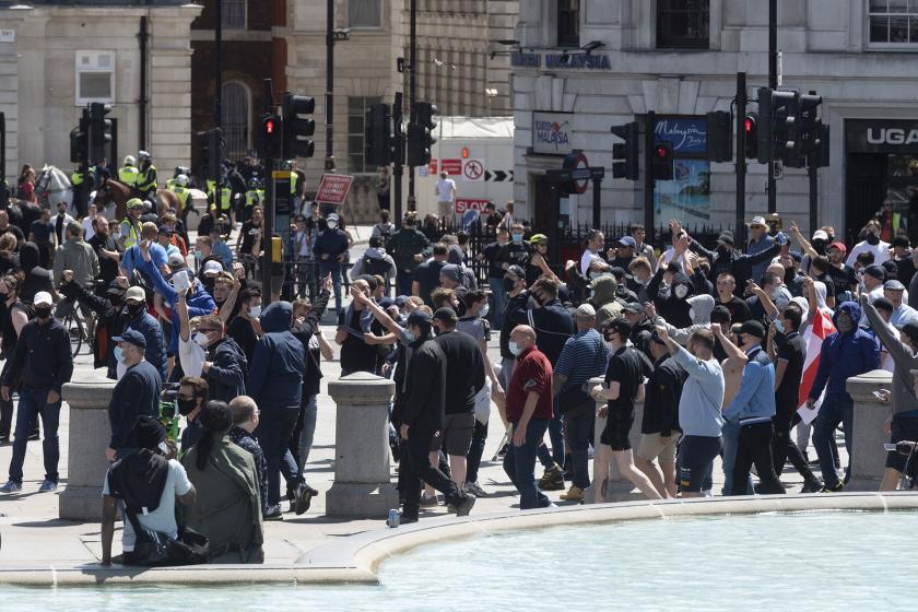 Londra’da ırkçı gruplar polise saldırdı