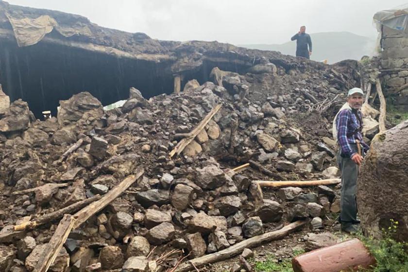 Bingöl Karlıova'da meydana gelen 5.7 büyüklüğündeki deprem sonrası Yedisu ilçesi Elmalı ve Dinarbey köylerinde bazı evler çöktü.