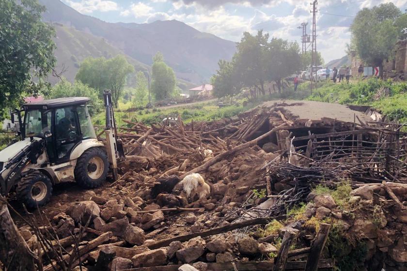 Bingöl'de depremde yıkılan bir evin enkazı