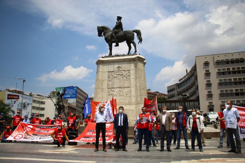 DİSK üyeleri Ulus Heykeli önünde basın açıklaması düzenliyor