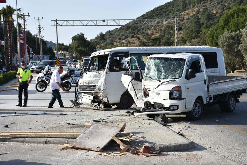 Kaza yapan işçi servisi ve kamyonet