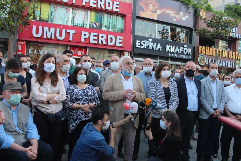 HDP Sözcüsü Saruhan Oluç ve çok sayıda HDP'li açıklama yapıyor.