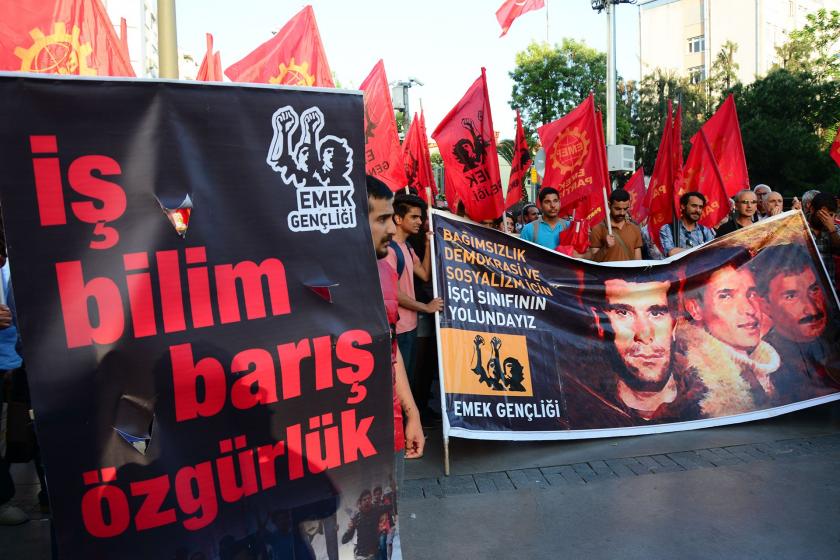 Deniz Gezmiş, Hüseyin İnan ve Yusuf Aslan'ın fotoğraflarının bulunduğu 