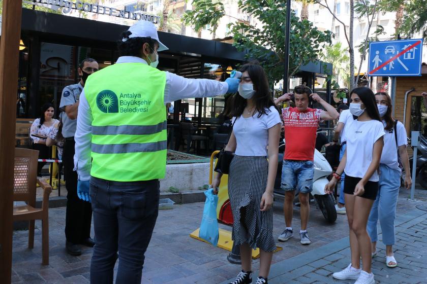 Antalya'nın tarihi semti Kaleiçi'ne yeni tip koronavirüs (Kovid-19) tedbirleri kapsamında maskesiz girişler yasaklandı.