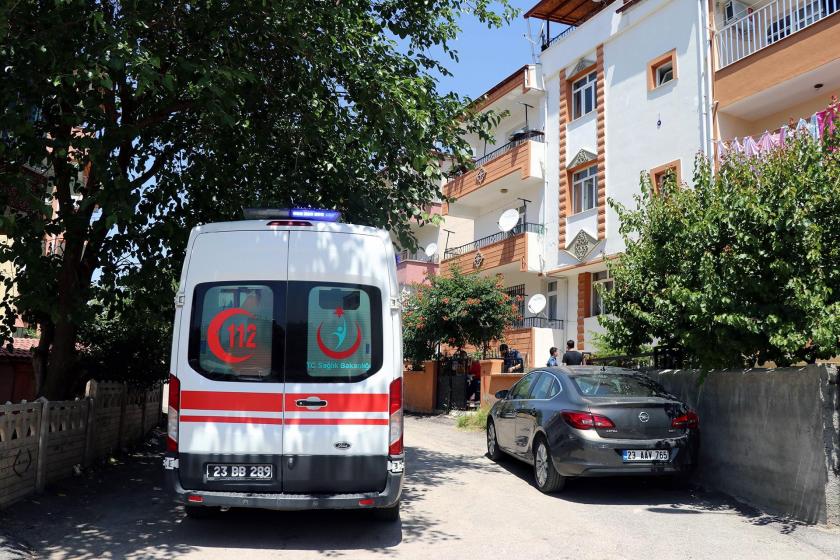 Cinayetin işlendiği evin önünde bekleyen ambulans