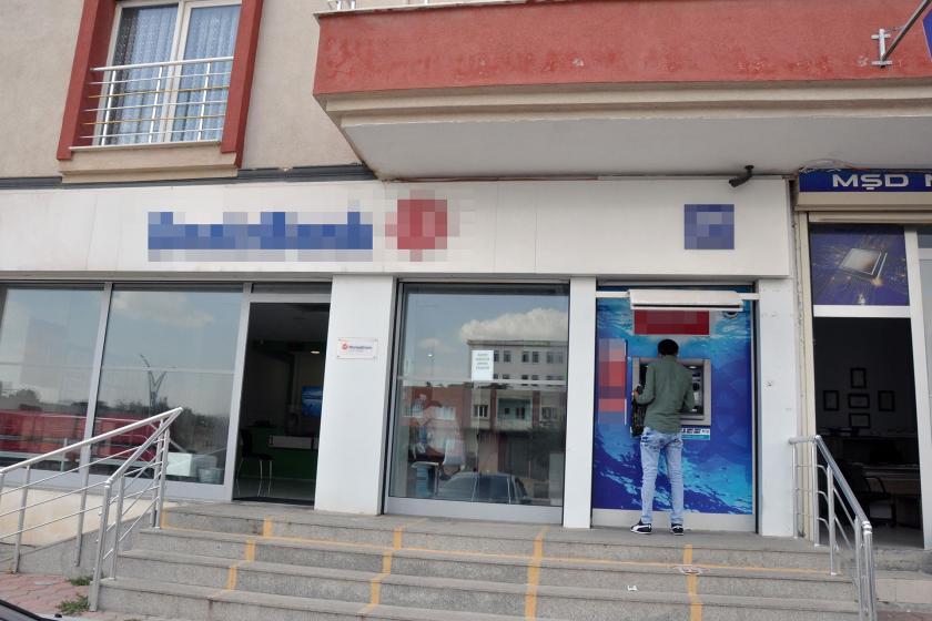 Banka şubesi, ATM'den işlem yapan biri (sağda)