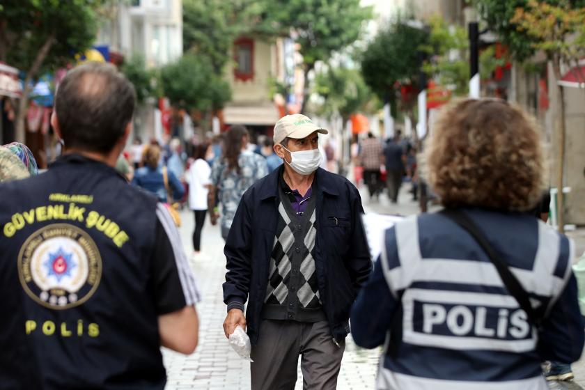 Kırklareli'de yeni tip koronavirüs (Kovid-19) tedbirleri kapsamında maske takma zorunluluğu getirilen kentte polisler denetim yaparken.