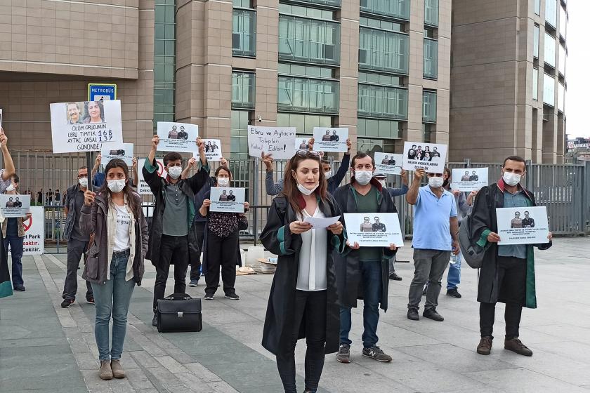 Savunmaya Özgürlük Platformu adliye önünde basın açıklaması düzenliyor