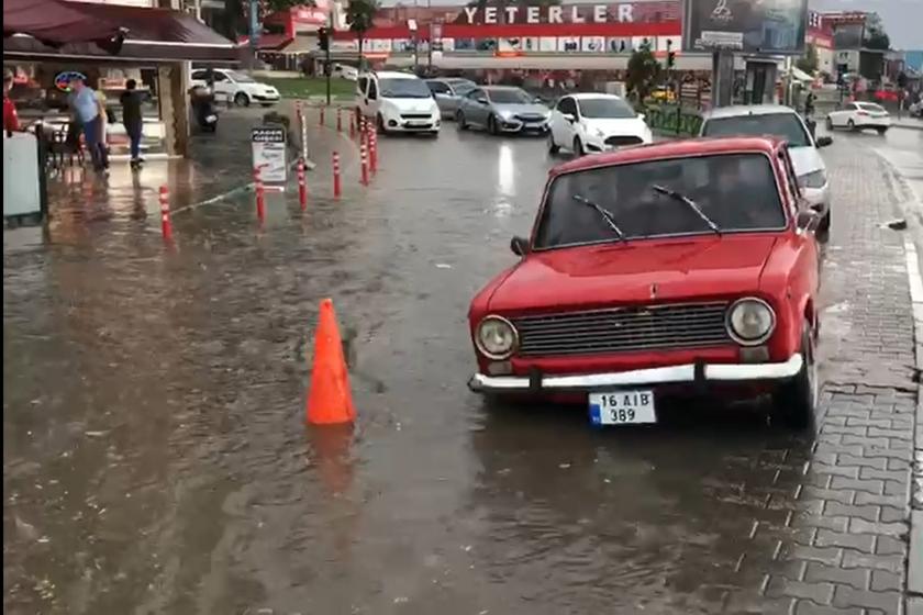 Araçlar sağanak nedeniyle ilerlemede güçlük yaşıyor