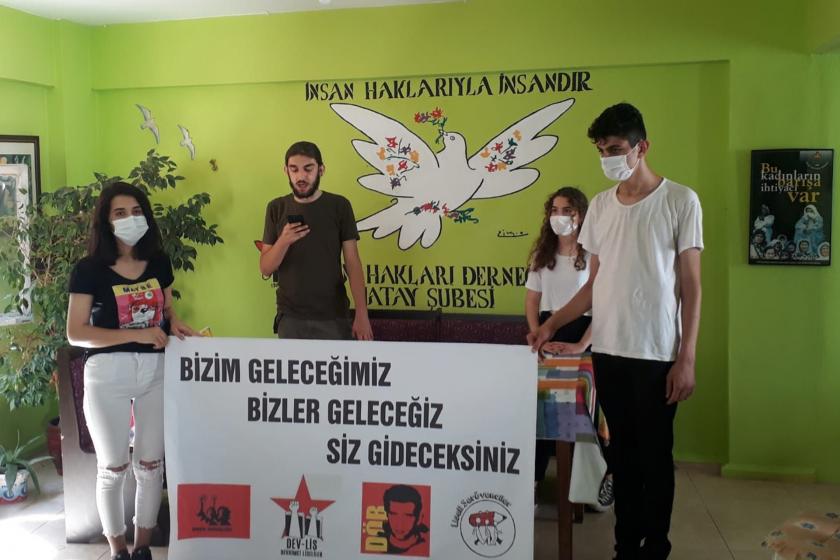 Liseli gençler basın açıklaması düzenliyor