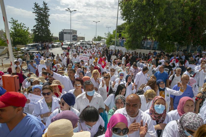 Tunus'ta genel greve çıkan sağlık emekçileri.