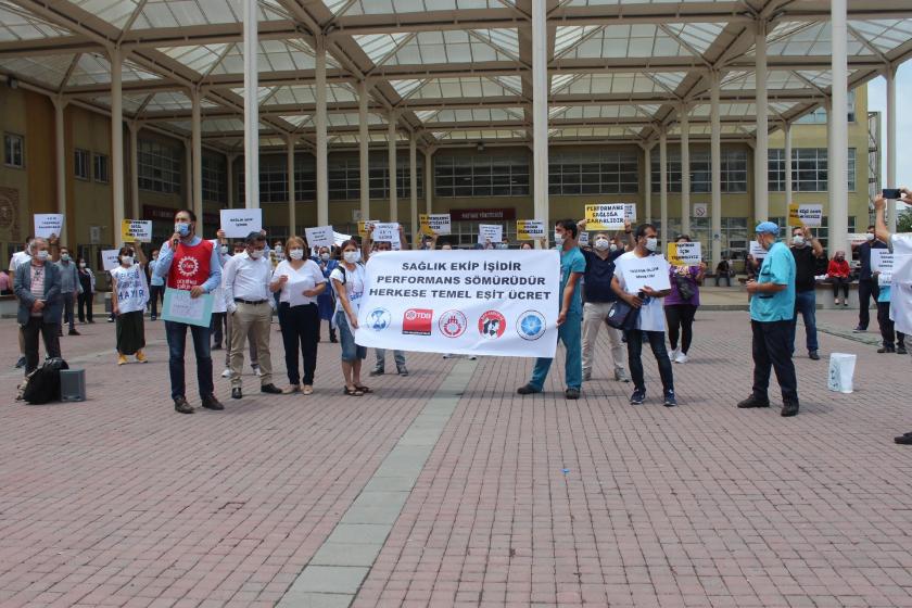 Sağlık örgütleri, ücret adaletsizliğine karşı Kanuni Sultan Süleyman Eğitim ve Araştırma Hastanesi önünde eylem yaptı.