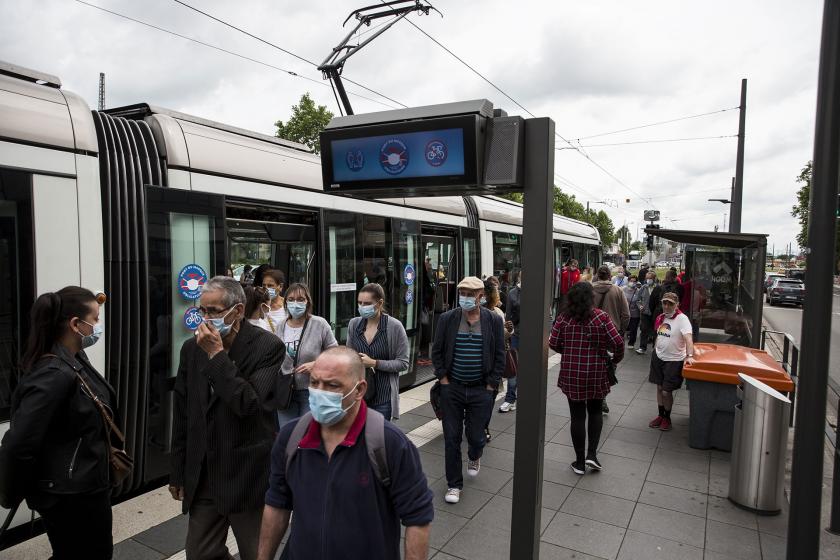 Tren istasyonunda sıra bekleyenler