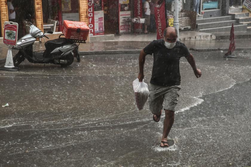 Yağmurdan kaçan vatandaş