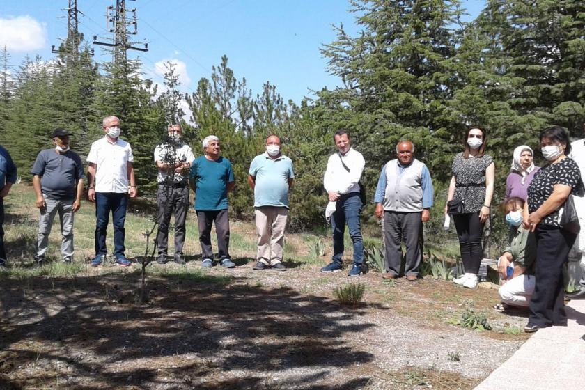 Çorum Katliamı'nda yaşamını yitirenlerin mezarını ziyaret eden heyet