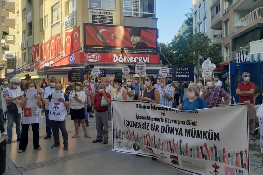 insan haları savunucuları Alsancak Türkan saylan kültür merkezi önünde işkencelere karşı basın açıklaması yaparken