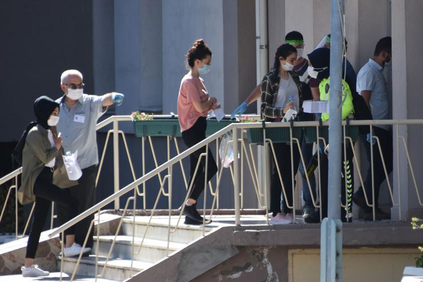 Eğitim uzaktan, sınavlar yüz yüze: Hem salgın hem de eşitsizlik endişesi var