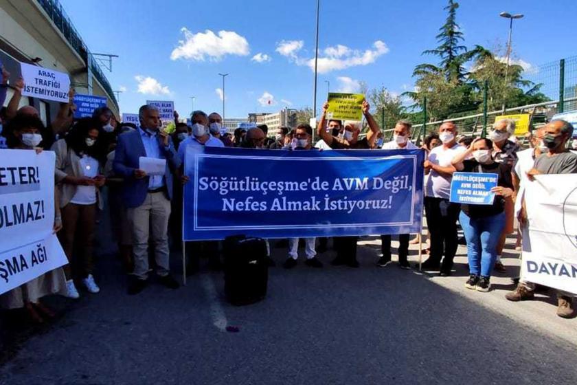 Söğütlüçeşme'de AVM değil, nefes almak istiyoruz pankartıyla basın açıklaması düzenleniyor