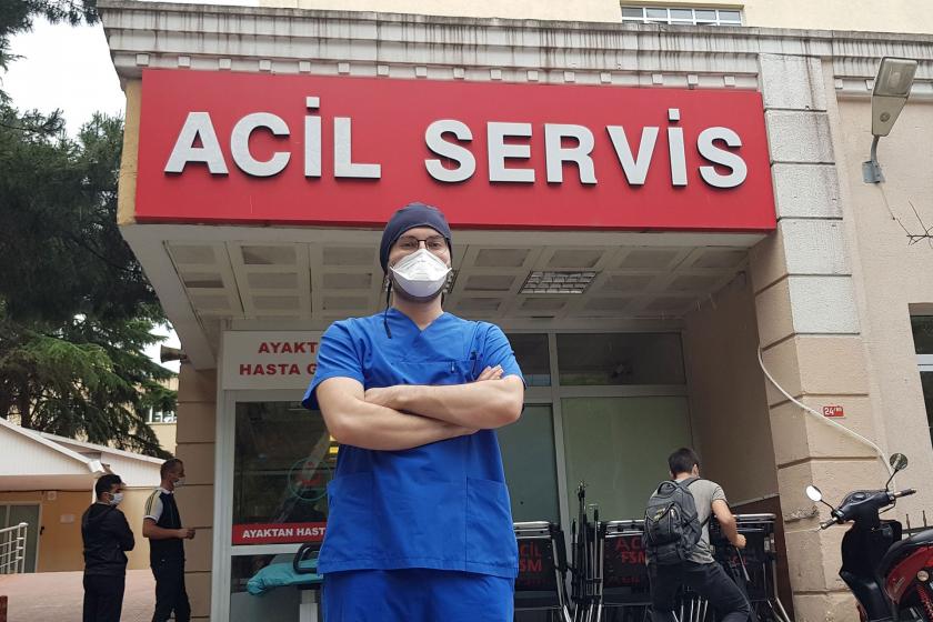 Dr. Fatih Cırıl, acil servis tabelasının önünde