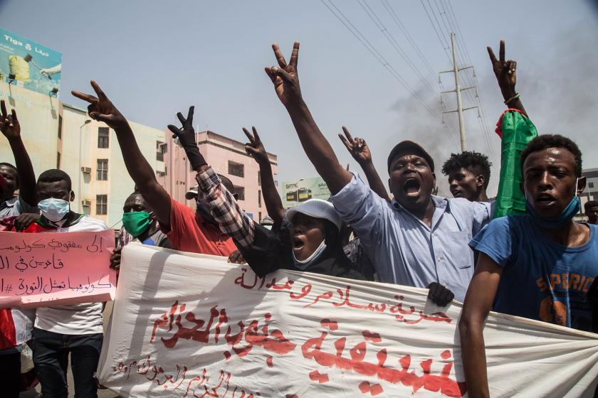 Zafer işareti yapan Sudanlı gençler