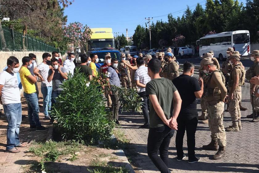 DİSK/Tekstil üyesi Özak işçileri polis ve askerler tarafından fabrikadan çıkarıldı