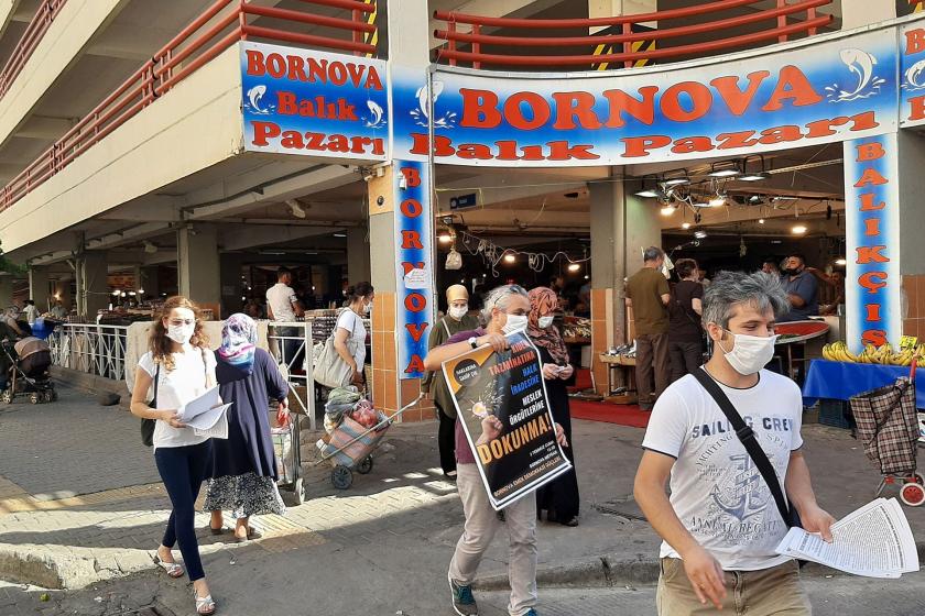 Balık pazarında bildiri dağıtan emek ve demokrasi güçleri.