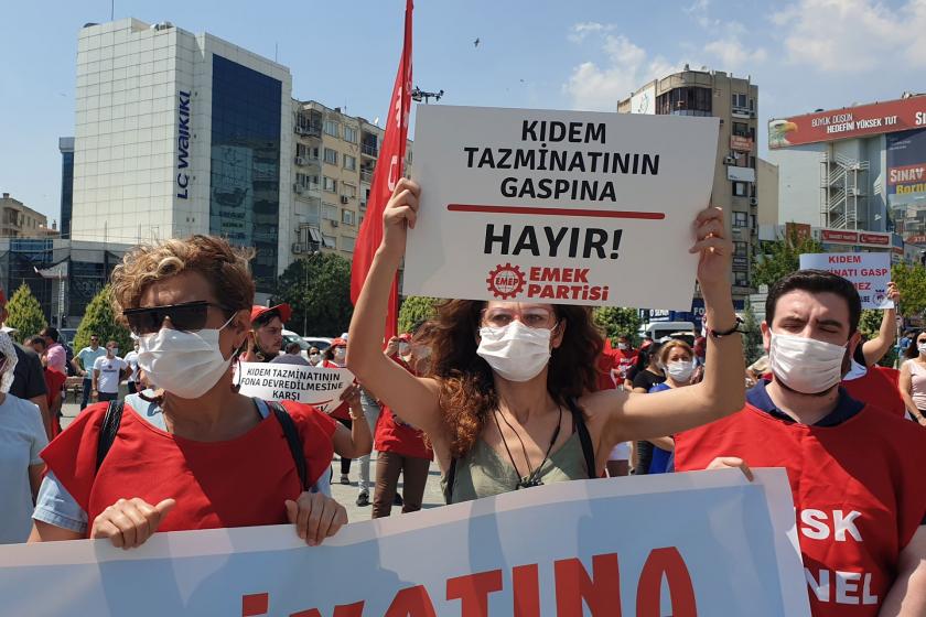 Bornova Emek ve demokrasi güçleri bornova meydanda kıdem tazminatının fona devrine karşı basın açıklaması yaparken