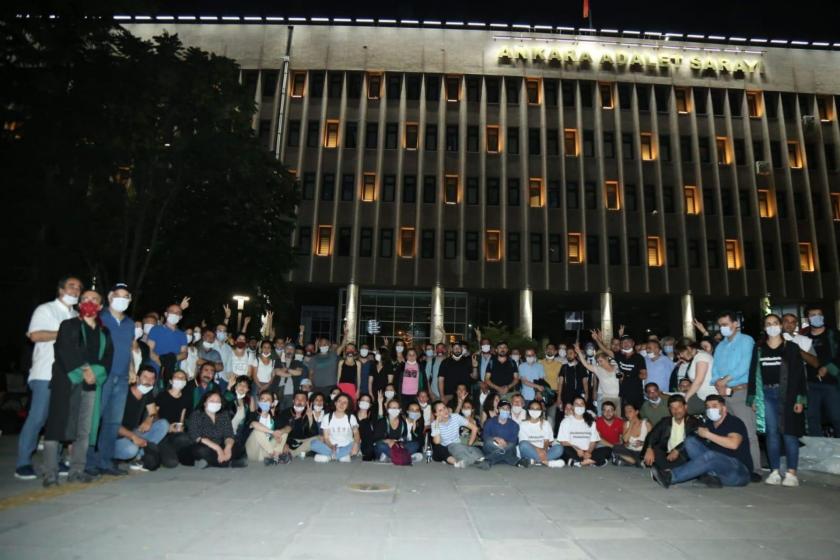 Ankara'da suç duyurusu için adliye önüne gelen avukatlara biber gazı sıkıldı