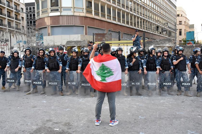 Lübnan'ın başkenti Beyrut'ta toplanan Lübnanlılar, krizden sorumlu tuttukları siyasi gruplar ile Merkez Bankası yetkililerini protesto etti.