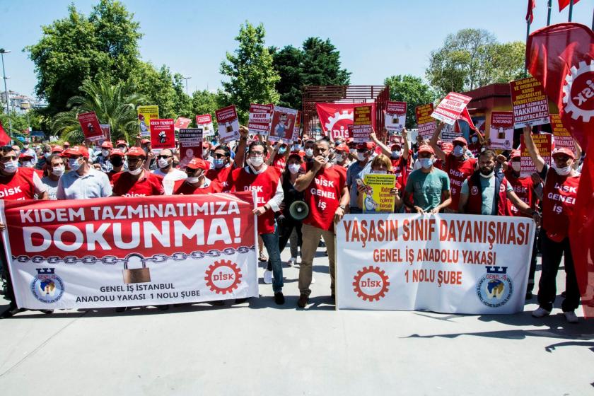 Genel-İş İstanbul Anadolu Yakası 1 No'lu Şube üyesi Kartal Belediyesi işçilerinin kıdem tazminatı ile ilgili yaptığı bir eylemden fotoğraf.