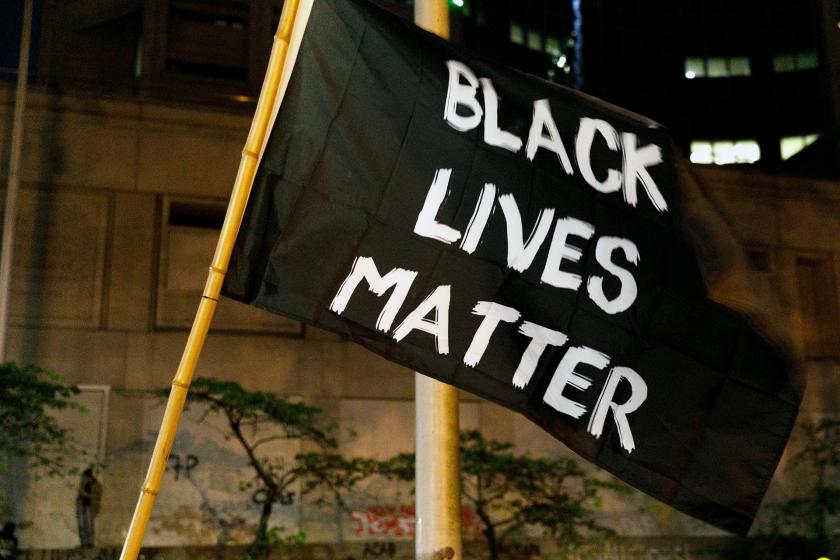 Black Lives Matter yazılı bayrak