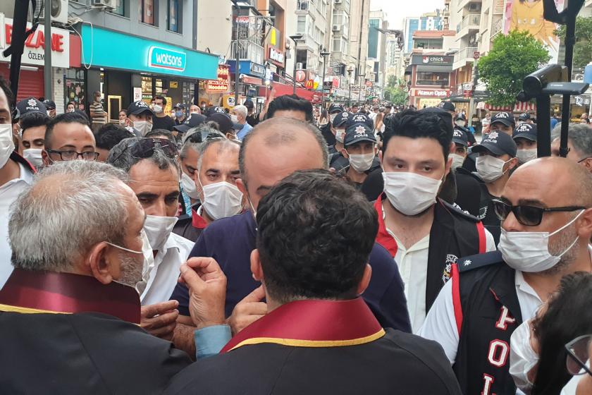 İzmir'de polis tarafından engellenen avukatlar