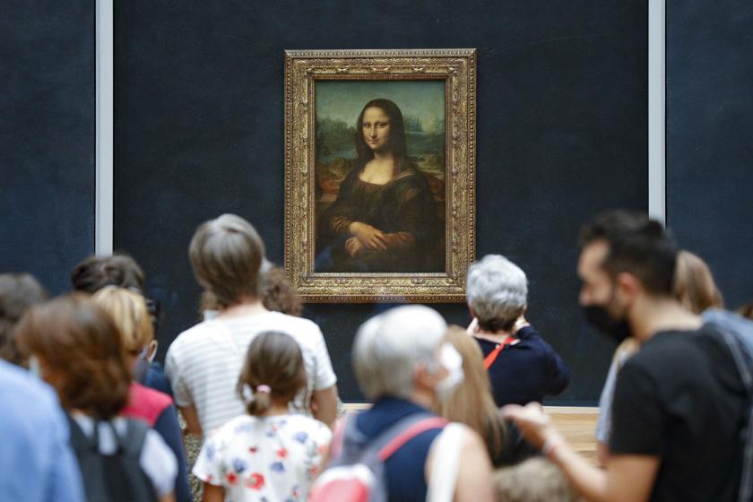 Koronavirüs salgını sürecinde yeniden açılan Louvre Müzesi'nde Mona Lisa'yı ziyaret eden turistler