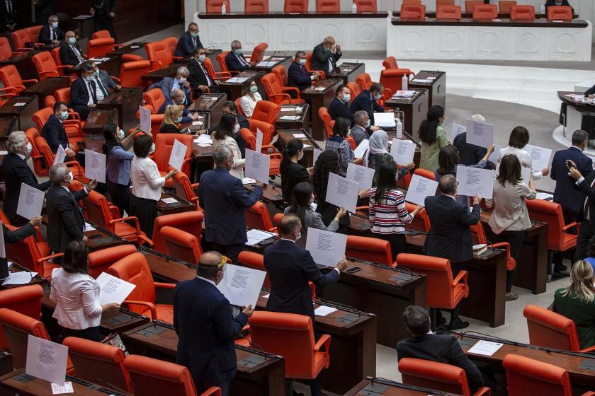 TBMM Genel Kurulunda muhalefet milletvekilleri 'çoklu baro' dayatmasını protesto etti.