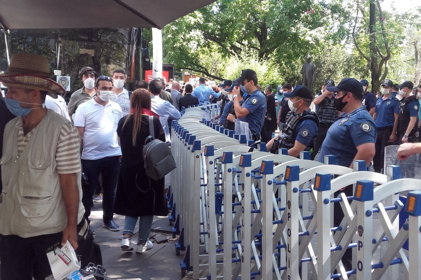 Polisin baro başkanları ile gazetecileri ayırdığı barikat