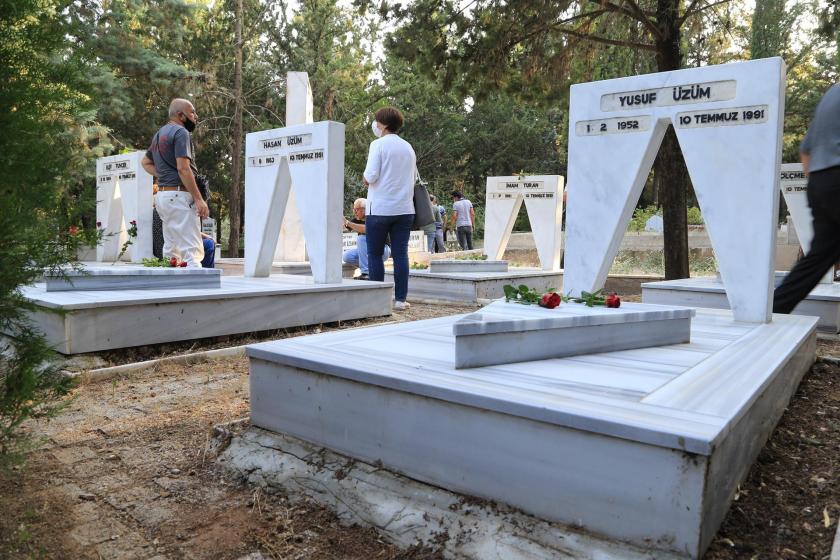 İHD Adana Şube Başkanı Elif Tuncer ve İHD yöneticileri Hasan Üzüm, Yusuf Üzüm, Cemal Ölçmez ile İmam Turan, hayatlarını kaybetmelerinin 29'uncu yıl dönümünde mezarları başında anıldı.