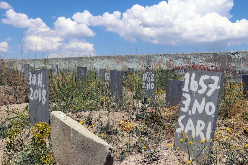 Van'daki kimsesizler mezarlığında numaralandırılmış mezarlar