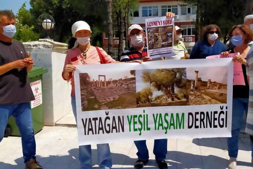 Yatağan Yeşil Yaşam Derneği zeytinlik alana termik santral için kömür ocağı açılmasına karşı adliye önünde açıklama yaparken