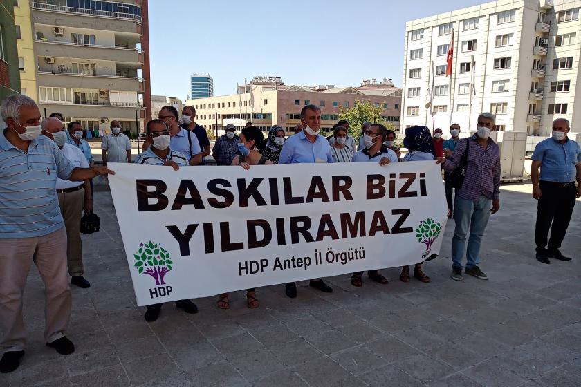 Antep'te açıklama yapan HDP'liler.